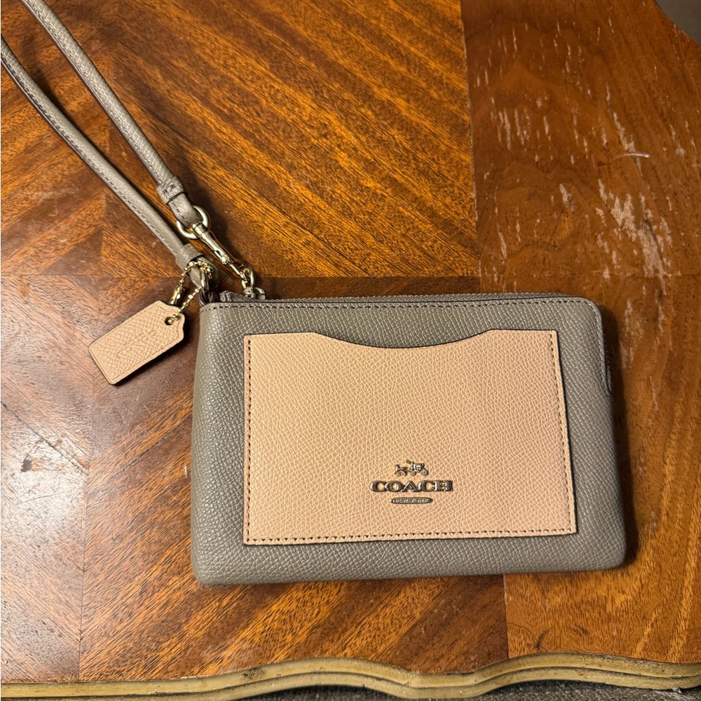 Brand new Coach wristlet. Never used!